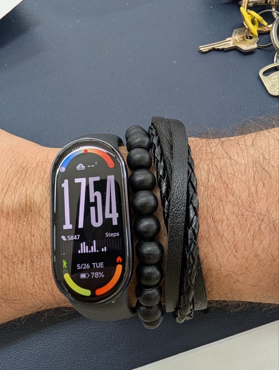 Xiaomi Smart Band 10 al polso che mostra ore 17:54, 5.847 passi del giorno e batteria al 78%